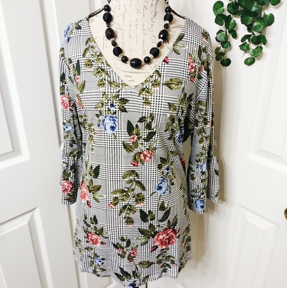 Avenue Tops - Avenue Bell Sleeve Plaid Floral Top Size 14